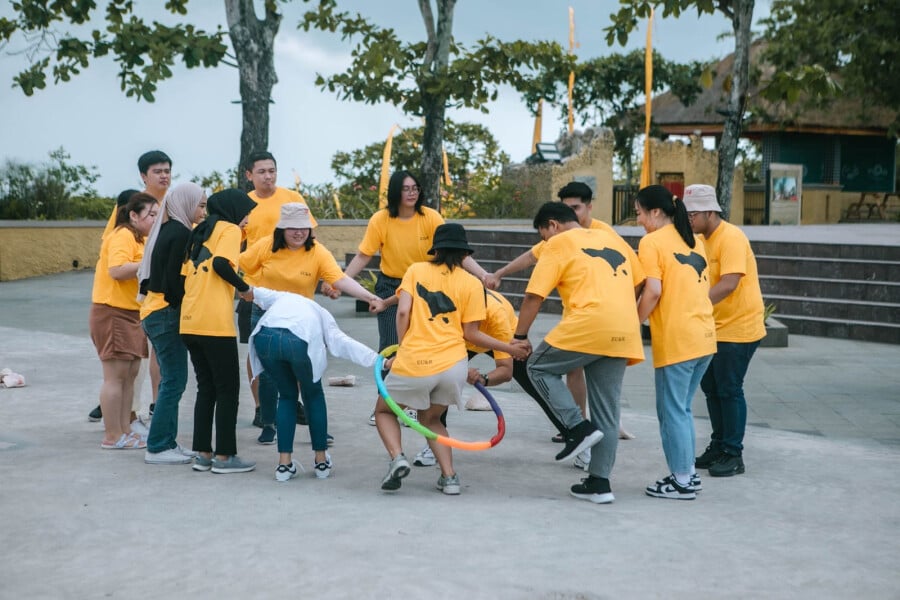 Breaking the Ice: Ide Kegiatan Icebreaker yang Menghangatkan Suasana di Awal Acara