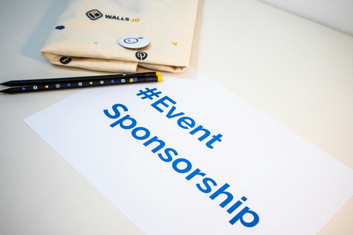 The Art of Sponsorship: Cara Menarik dan Mempertahankan Dukungan Sponsor untuk Acara Anda